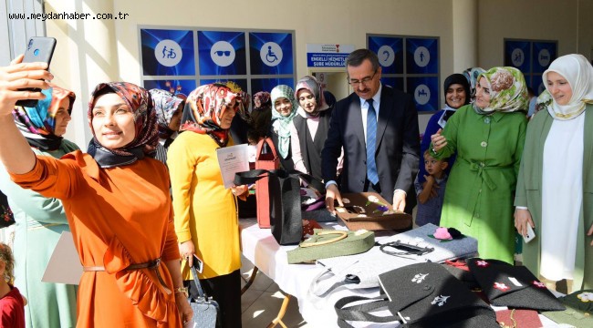 El Sanatları Sergisinin açılışında konuşan Başkan Güngör, "Sergide emeği geçen herkesi tebrik ediyorum. El sanatlarımızın gelecek nesillere aktarılması için çalışmalarımızı sürdüreceğiz" dedi. 