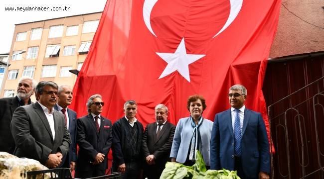 Esnaf ve Vatandaşlara Türk Bayrağı Dağıtıldı