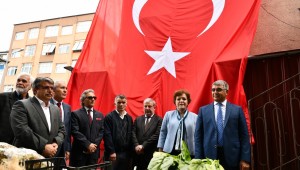 Esnaf ve Vatandaşlara Türk Bayrağı Dağıtıldı