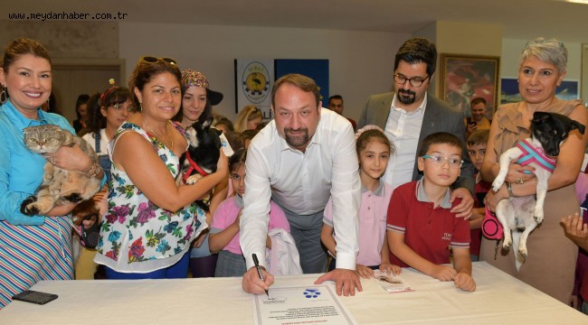 Hayvan Hakları Sözleşmesi Başkan Utku Gümrükçü ve barınak köpeği Foks tarafından imzalandı