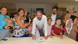 Hayvan Hakları Sözleşmesi Başkan Utku Gümrükçü ve barınak köpeği Foks tarafından imzalandı