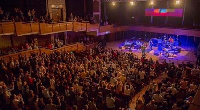 İzmir'de "Stanley Clarke" rüzgârı esti  