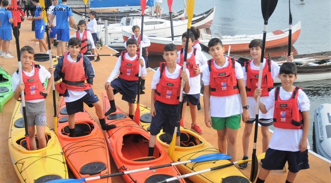 İzmir'in çocukları denizle buluştu  