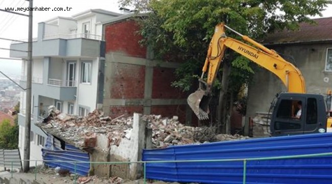 İZMİT'TE METRUK BİNALAR YIKILMAYA DEVAM EDİYOR