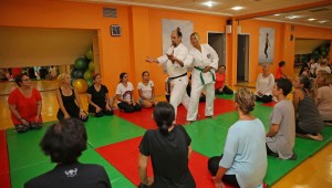 Karşıyakalı kadınlar aikido öğreniyor   