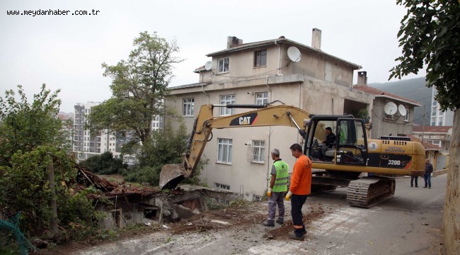 Kartal Belediyesi, Metruk Binaların Yıkımına Devam Ediyor