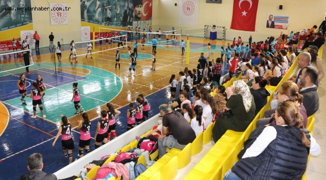 MİNİ VOLEYBOL ŞENLİĞİ COŞKUYLA YAPILDI