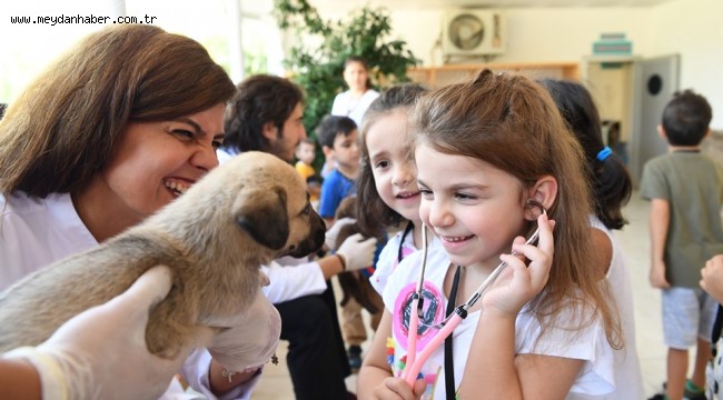Minik öğrencilerin köpeğin kalp atışınıdinleme heyecanı  