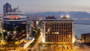 Mövenpick Hotel Izmir yılın iş oteli ödülünü kaptı.
