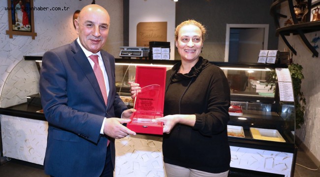 ÖRNEK ESNAFA BAŞKAN ALTINOK'TAN PLAKET