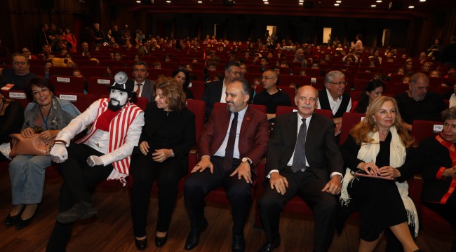 Tiyatronun coşkusu Bursa'yı sardı 