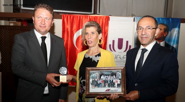 Urla Belediyesi "19 Ekim Muhtarlar Günü" kapsamında Urla'da görev yapan muhtarlara yemek düzenledi.