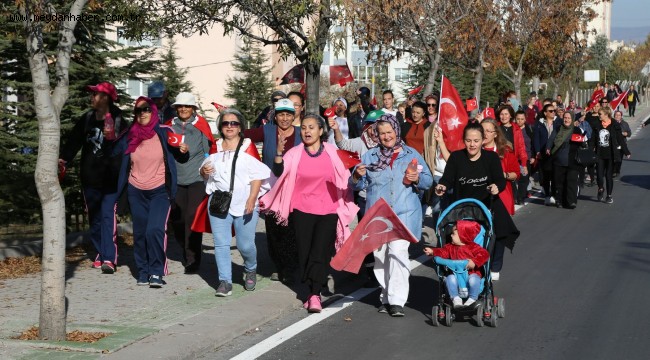 75. Yıl Mahallesi Atatürk için yürüdü