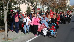 75. Yıl Mahallesi Atatürk için yürüdü