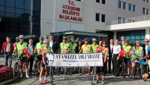 ATAŞEHİR'DEN BİSİKLETLERİYLE ATA'YI ANMAYA GİTTİLER