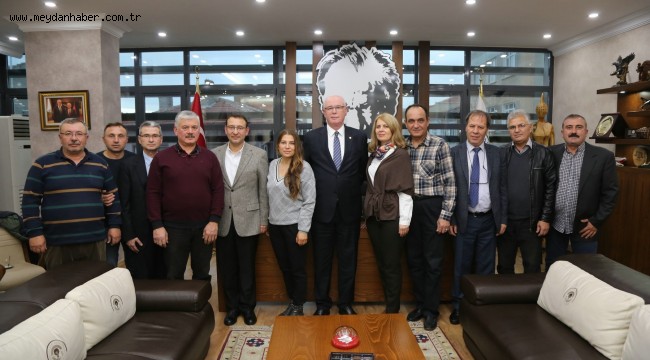 Balkan Göçmenleri Derneği'nden Kazım Kurt'a teşekkür ziyareti