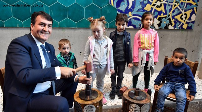 Başkan Dündar, İlk Akçeyi Çocuklara Bastı