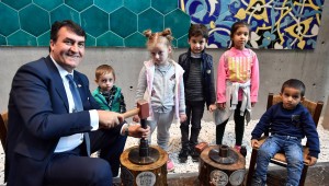 Başkan Dündar, İlk Akçeyi Çocuklara Bastı