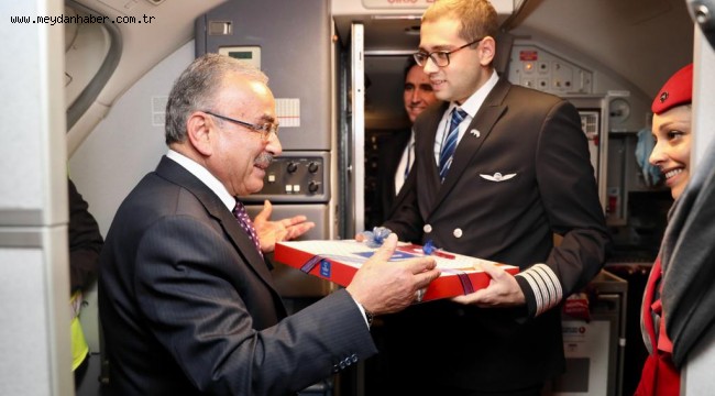 BAŞKAN GÜLER'DEN UÇAKTA FINDIKLI BAKLAVA SÜRPRİZİ