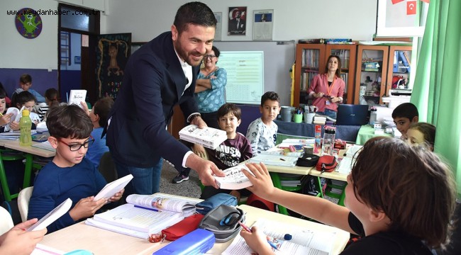 BAŞKAN GÜRBÜZ, ÖĞRENCİLERE 'NUTUK' HEDİYE ETTİ