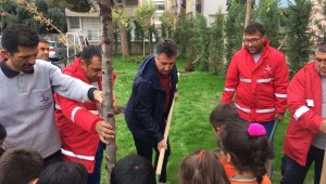 Başkan Sandal, öğrencilerle ağaç dikti 