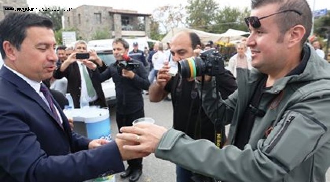 BAŞKAN VATANDAŞA GÜNLÜK SÜT İKRAM ETTİ