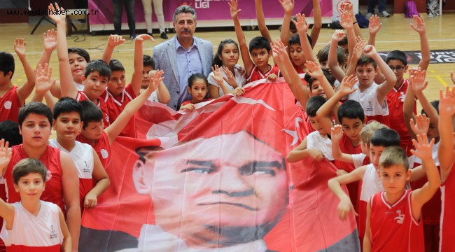 Bayraklı Ata'sını andı