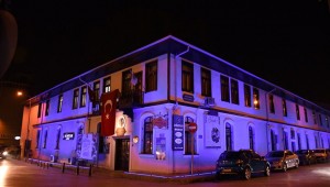 Belediyeye Ait Binalar, Çocuklar İçin Mavi Işıklarla Aydınlatılıyor