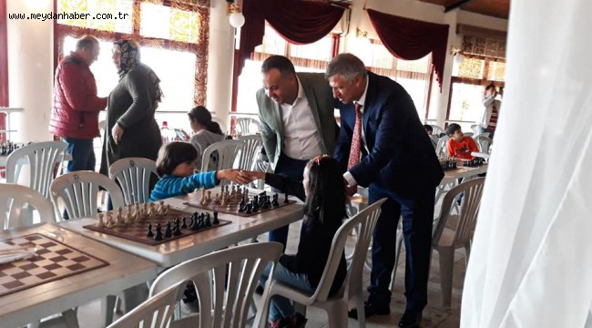 Bucalı genç sporcular Ata'yı satrançla andı 