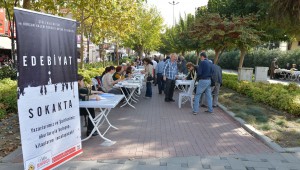 Çiğli'de Yazar ve Okurlar Sokakta Buluştu