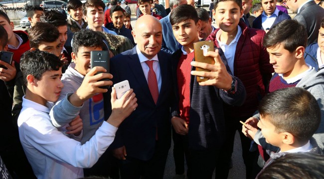 EFSANE BAŞKAN LİSELİLERLE BULUŞTU