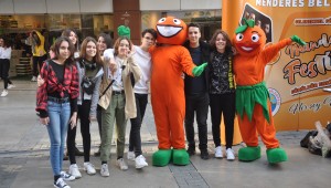 Geleneksel Gümüldür Özdere Mandalina Festivali'nin maskotları Mandi ve Mandila İzmir sokaklarında vatandaşları festivale davet etti.