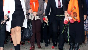 İKKB, kadına şiddete dikkat çekmek için ayakkabı bıraktı Kadına şiddette İzmirliler tek yürek