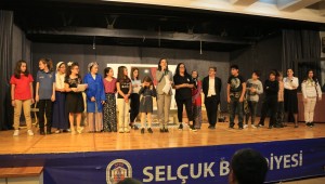 İLK SAHNE PERFORMANSLARI AYAKTA ALKIŞLANDI