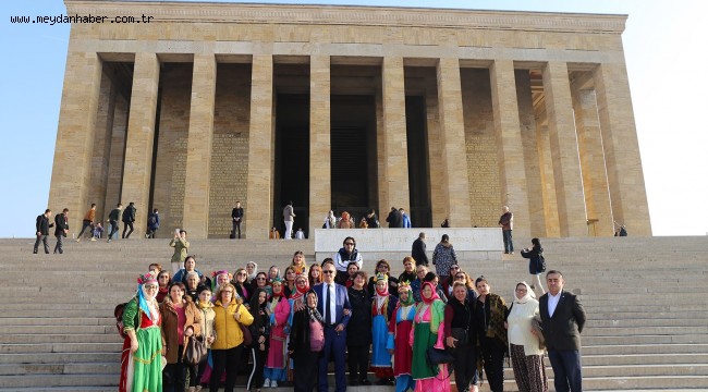İzmir Bademler ve Naldöken'den Ankara'ya gelen 40 kişilik kadın grubu, Anıtkabir ve Meclis'i ziyaret etti.