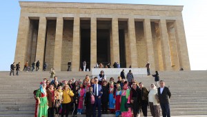 İzmir Bademler ve Naldöken'den Ankara'ya gelen 40 kişilik kadın grubu, Anıtkabir ve Meclis'i ziyaret etti.