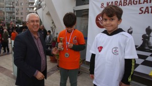 Karabağlar Belediyesi'nin Öğretmenler Günü kapsamında düzenlediği etkinliğe 200'e yakın sporcu katıldı.