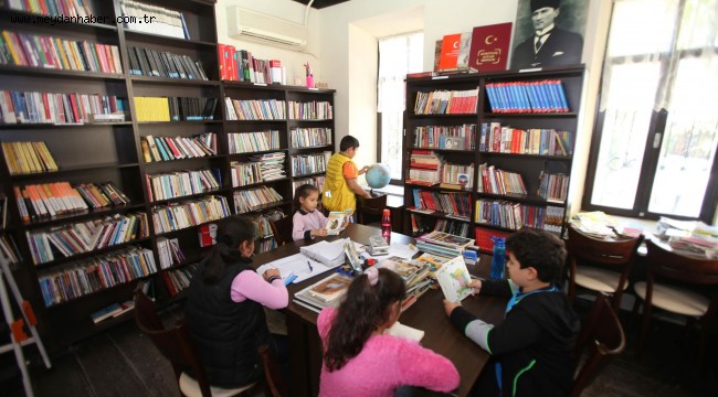  Karabağlar Belediyesi tarafından kurulan kitaplığın üye sayısı 5 bine yaklaştı.
