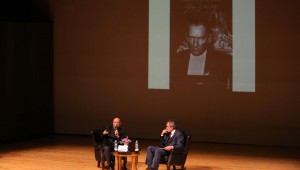 Karşıyaka Belediyesi'nin geleneksel hale getirdiği ve her ay bilim, düşünce, sanat ve kültür dünyasının seçkin adlarına yer verdiği "Ayın Konuğu" etkinliğinin Kasım ayı buluşması, Dr. Erol Mütercimler'le gerçekleştirildi.