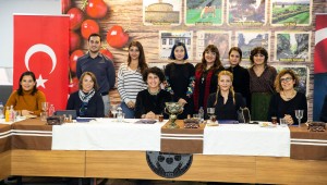 Kemalpaşa Belediye Binası'na kırmızı bayrak