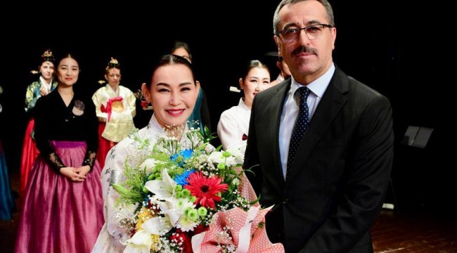 Kore Halk Oyunları Gösterisi Büyüledi