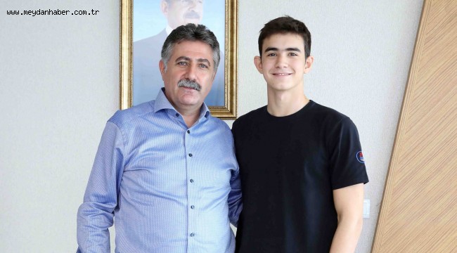 Liseli öğrenciler Bayraklı'da matematik öğretiyor