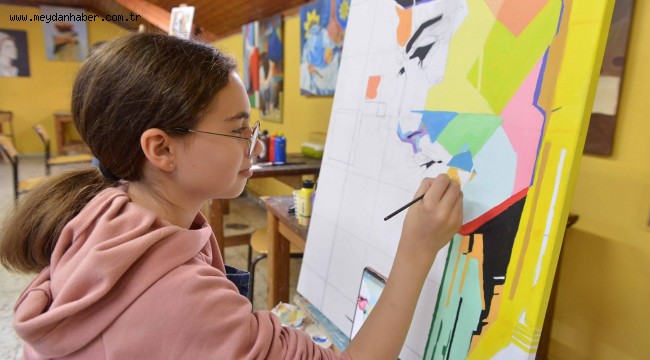 Minik ressamlar tuval başında