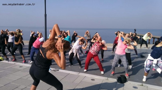  Narlıdereli kadınların sahilde aerobik keyfi