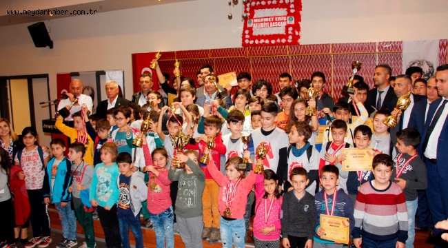 Ödemiş Belediyesi'nin Atatürk'ü Anma etkinlikleri çerçevesinde düzenlenen Ata'ya Saygı Satranç Turnuvası ile iki gün boyunca satrancın kalbi Ödemiş'te attı.