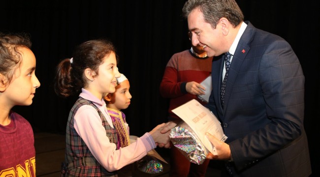 Öğrenciler öğretmenler gününü gösteriyle kutladı