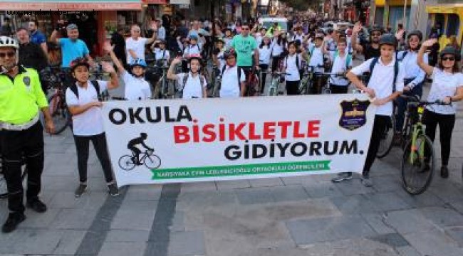 Okula bisikletle giden çocuklardan, büyüklere mesaj var: Benzin yakmayın, yağ yakın!