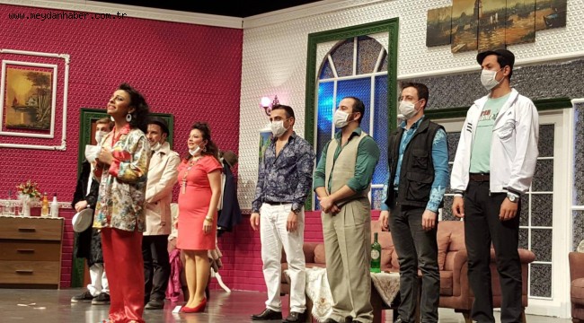 Sahne Tozu Tiyatrosu Oyuncuları Komik Para Oyununda "Maskemi Takarım; Farkındalık Yaratırım" Dedi
