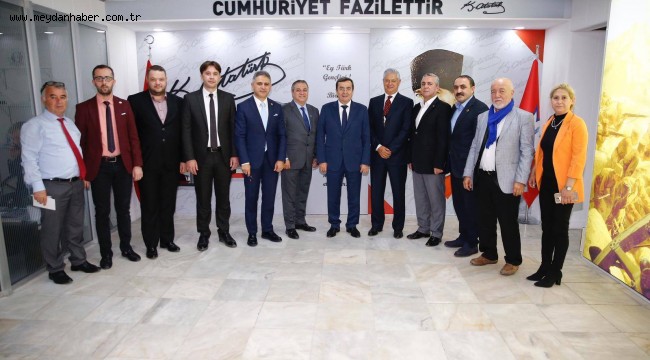 Tarihi Kemeraltı Esnaf Derneği'nin yeni seçilen Başkanı Semih Girgin ve yönetim kurulu üyeleri, Konak Belediye Başkanı Abdül Batur'u ziyaret etti.