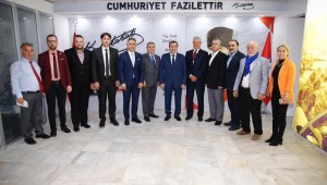 Tarihi Kemeraltı Esnaf Derneği'nin yeni seçilen Başkanı Semih Girgin ve yönetim kurulu üyeleri, Konak Belediye Başkanı Abdül Batur'u ziyaret etti.